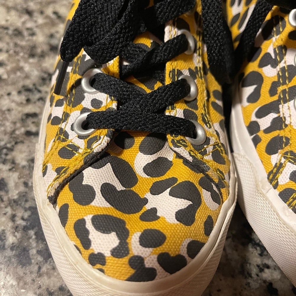 Converse Sneakers Vintage in Yellow and Black Leopard Print - Picture 2 of 10